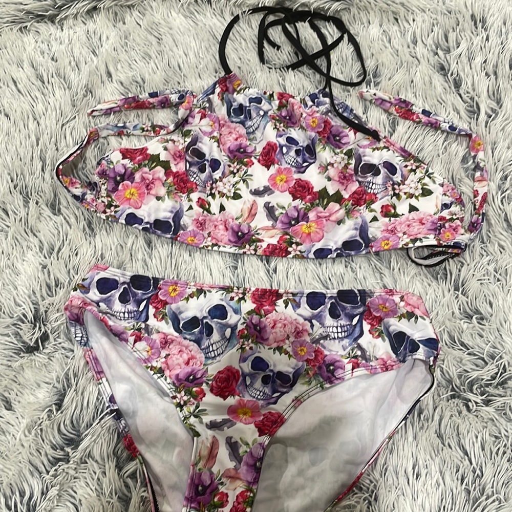New bikini rose/skull set size medium. NWOT